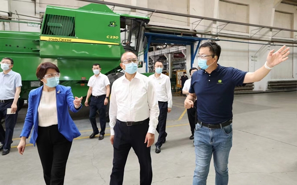 7月4日，在約翰·迪爾（佳木斯）農(nóng)業(yè)機(jī)械有限公司，許勤沿著生產(chǎn)線邊走邊看，詳細(xì)了解產(chǎn)品生產(chǎn)、市場(chǎng)銷售等情況。