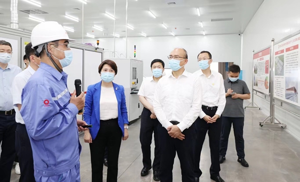 7月4日，許勤來到中國(guó)建材佳木斯光電材料有限公司，了解碲化鎘弱光發(fā)電玻璃項(xiàng)目建設(shè)情況。