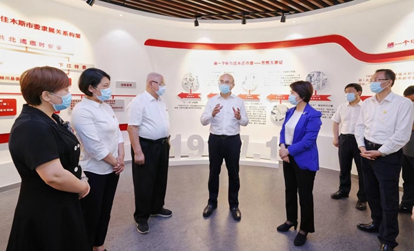 7月4日，在佳木斯市向陽(yáng)區(qū)九洲社區(qū)，許勤認(rèn)真了解社區(qū)黨建以及網(wǎng)格化管理等工作。