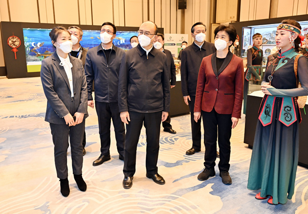 許勤、梁惠玲等與會領導和嘉賓參觀黑龍江冷水魚漁獵文化展館