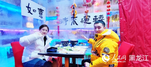 游客在“冰屋火鍋”里品嘗美食。人民網 尚城攝
