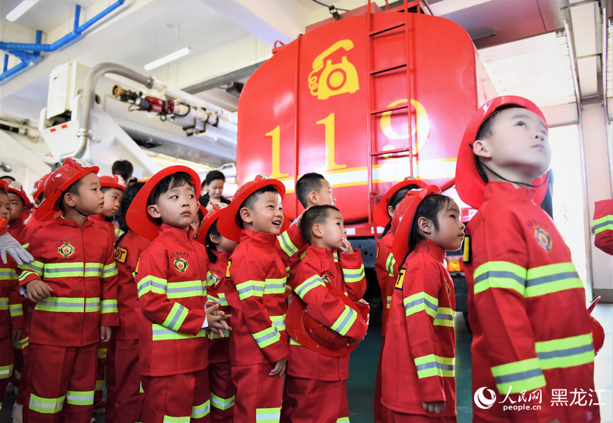 小朋友們參觀消防車。人民網(wǎng) 蘇靖剛攝