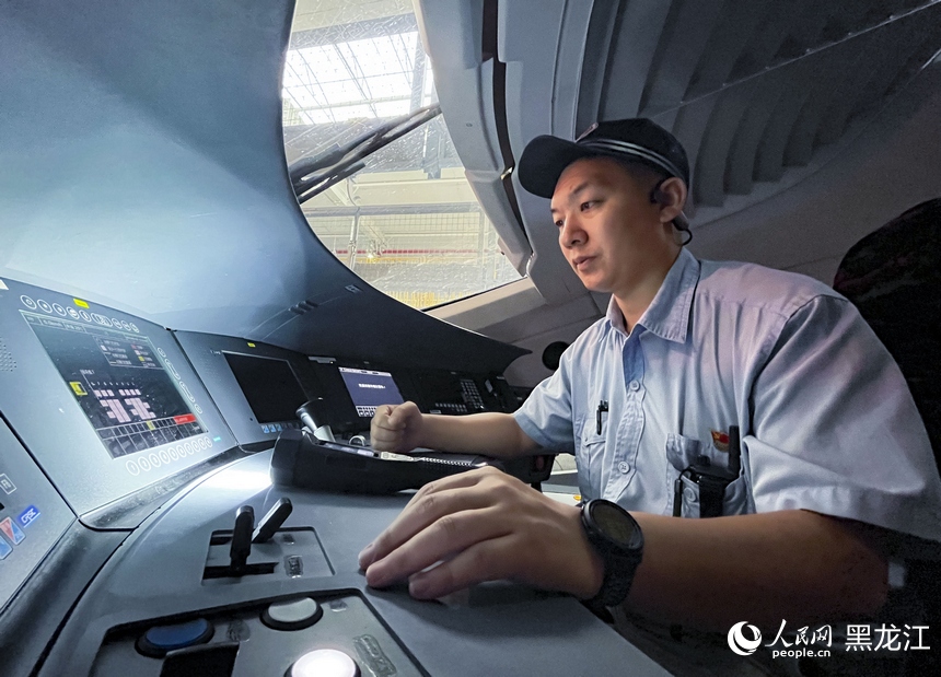 哈爾濱：加強動車“體檢” 為暑運提供安全運力保障
