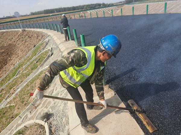 施工人員正在進行路面邊部整平。圖片由中國鐵建大橋局四公司提供