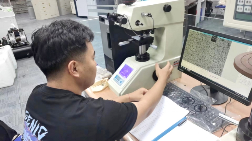 哈爾濱華德學院學生在哈工大材料分析測試中心進行材料性能測試。