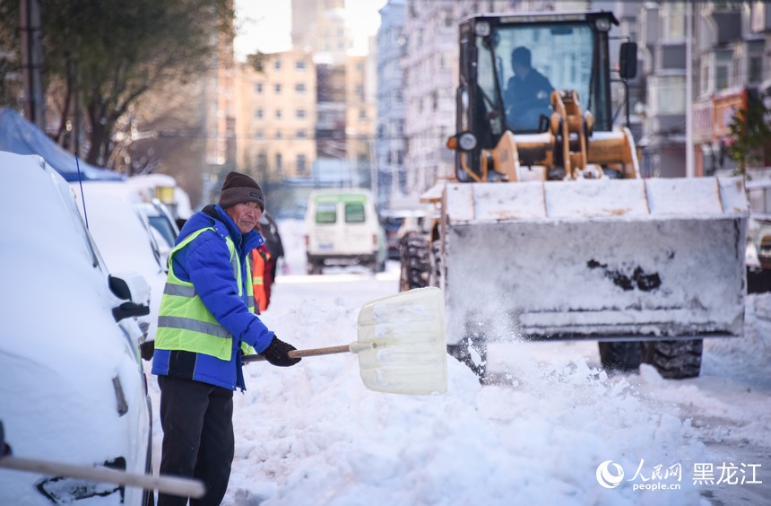 清雪車輛和環衛工人聯合作業保障雪停路凈。人民網記者 蘇靖剛攝
