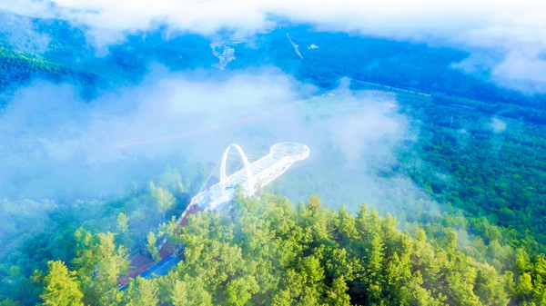 伊春九峰山養(yǎng)心谷“天空之鏡”觀景臺。伊春市委宣傳部供圖