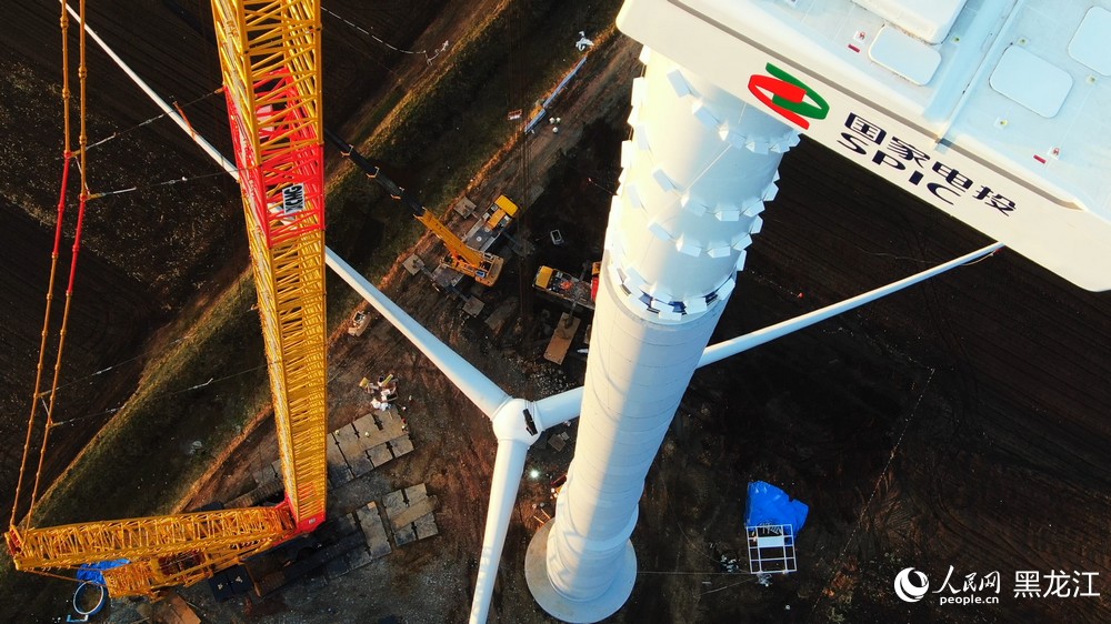 黑龍江呼瑪：100兆瓦風電項目首臺風電機組成功吊裝