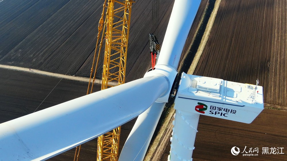 黑龍江呼瑪：100兆瓦風電項目首臺風電機組成功吊裝