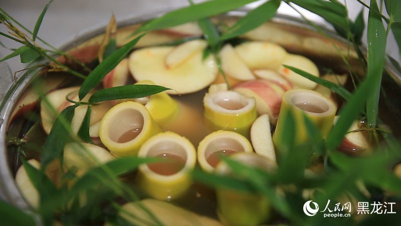 掛葫蘆、吃粽子 在亞布力看大熊貓“粽”享端午