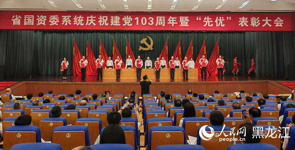 為“先優(yōu)”代表頒獎(jiǎng)。人民網(wǎng) 劉婷攝