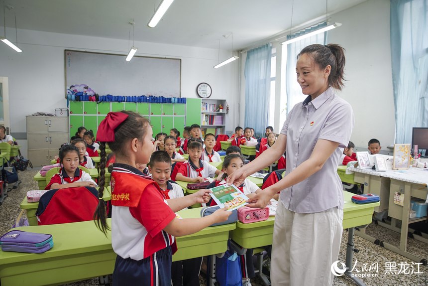 哈爾濱市繼紅小學(xué)南崗校區(qū)，學(xué)生為老師送上節(jié)日賀卡。人民網(wǎng)記者 張哲鑫攝