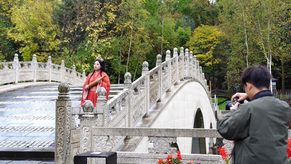 游客在景區(qū)內(nèi)進(jìn)行旅拍。