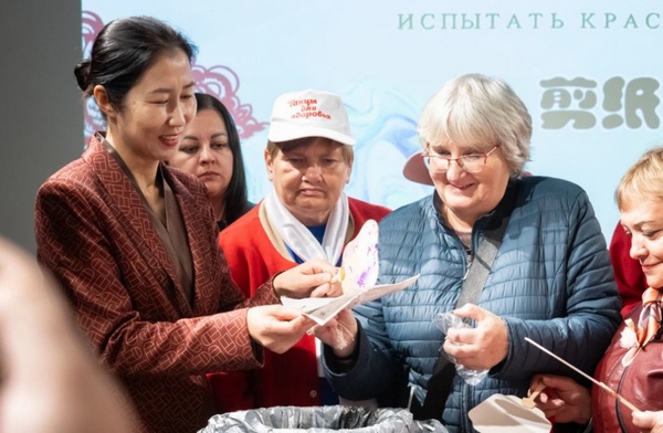 俄羅斯游客體驗(yàn)漆畫(huà)非遺技藝。黑河旅俄華僑紀(jì)念館供圖