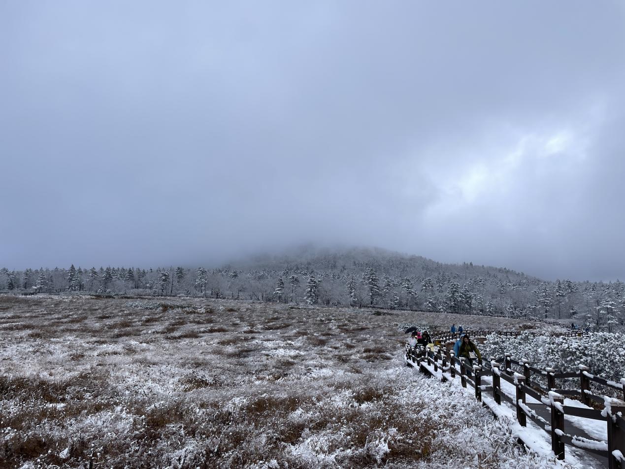 鳳凰山國家森林公園景區“十一”假期迎來降雪。龍江森工集團供圖