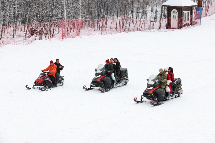 中國最北滑雪場首滑 大批游客感受冰雪魅力