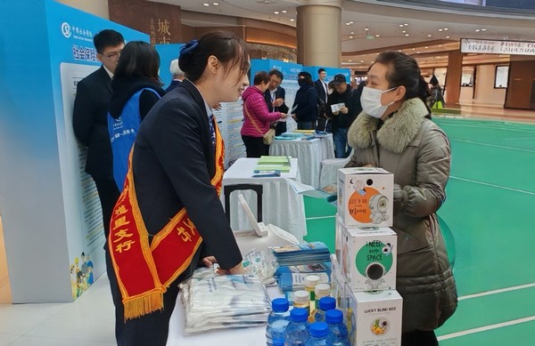 “政策面對面 服務(wù)零距離”中國建設(shè)銀行黑龍江省分行服務(wù)專區(qū)。圖片由中國建設(shè)銀行黑龍江省分行提供