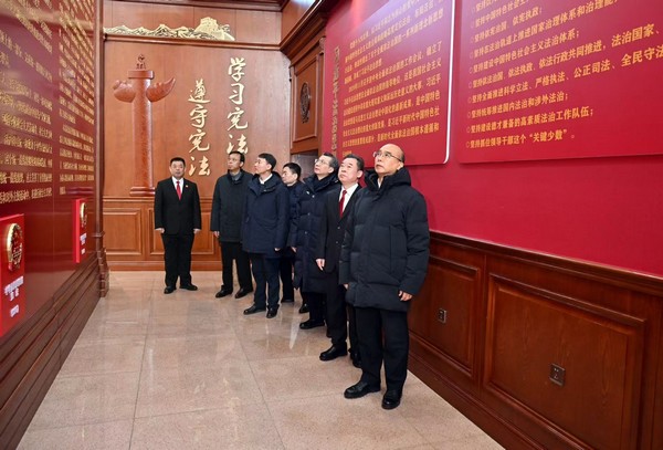 許勤來到省高級人民法院，了解數字法院建設和多元化糾紛化解等情況。