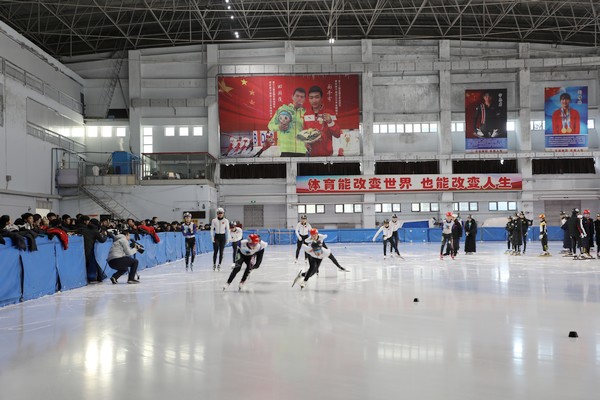 青少年們享受冰雪運動的樂趣。