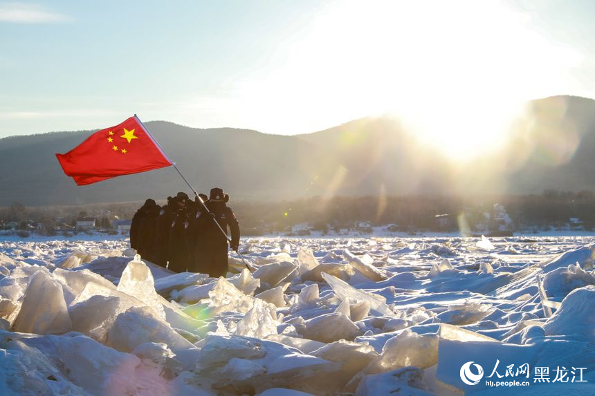 極寒-40°C，他們?cè)谧鎳皷|極”迎接2025年第一縷陽光