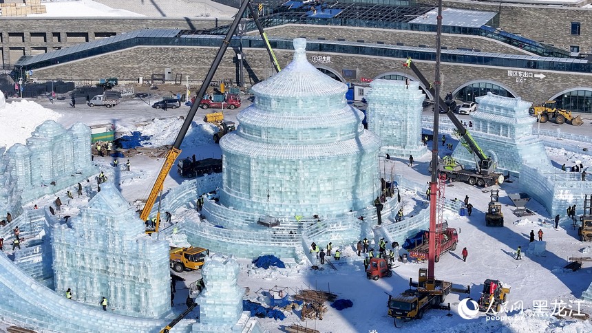 冰雪大世界天壇冰雕施工中。