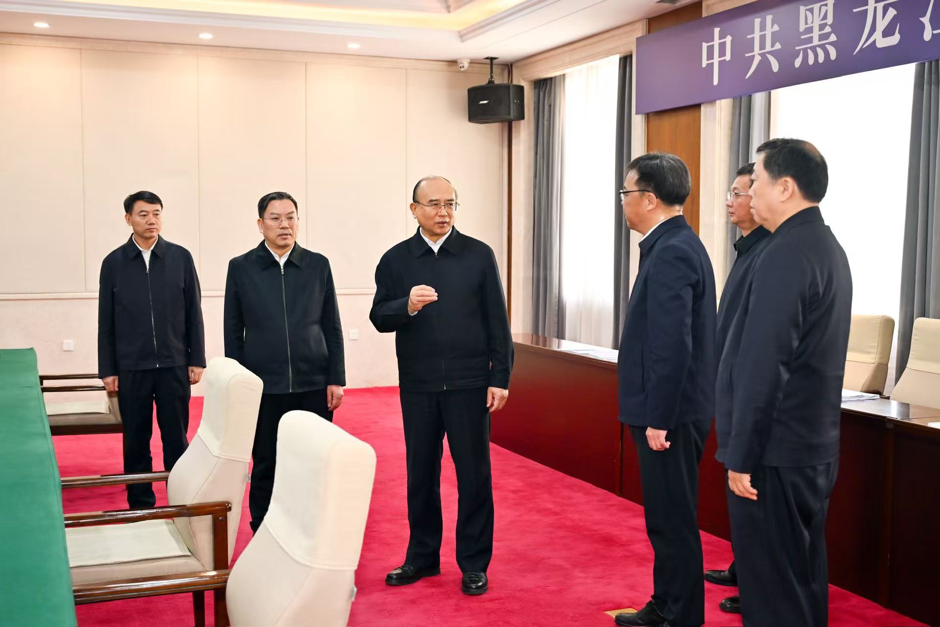 許勤來(lái)到省委政法委，看望慰問(wèn)工作人員。