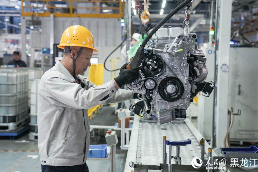 哈爾濱東安汽車動力股份有限公司生產車間，工人正在忙生產。人民網 徐成龍攝