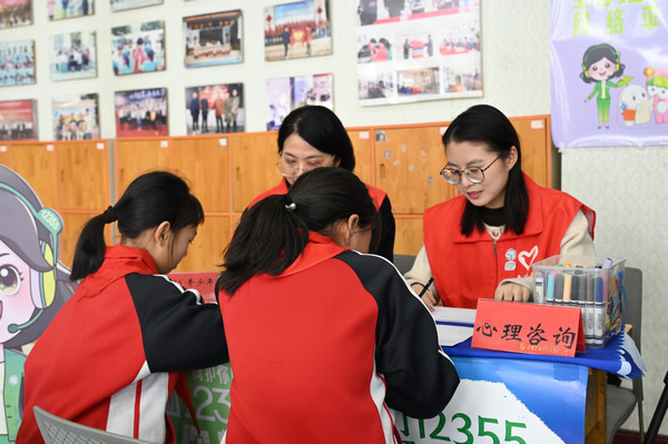 “12355”青少年服務平臺開展心理咨詢志愿服務活動。圖片由共青團黑龍江省委提供