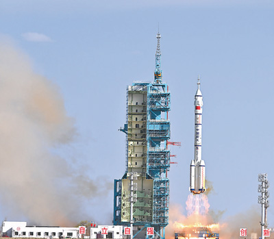 4月24日，搭載神舟二十號載人飛船的長征二號F遙二十運載火箭在酒泉衛星發射中心發射升空。新華社記者 李鑫攝