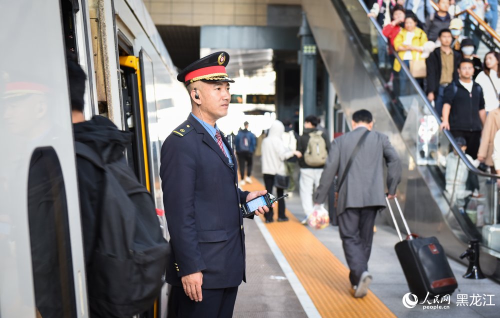 齊齊哈爾客運段動車二隊13組列車長胡丹正在守護旅客安全出行。人民網(wǎng)記者 蘇靖剛攝