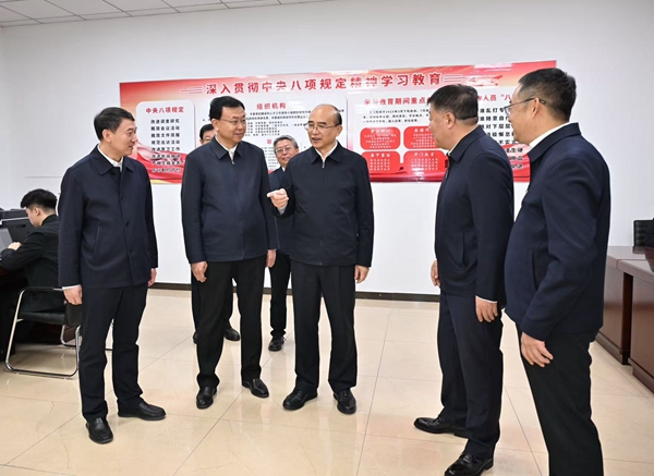 許勤來到肇東市深入貫徹中央八項規定精神學習教育工作專班，聽取有關情況匯報。