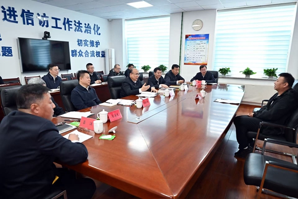 在肇東市信訪接待中心，許勤面對面分別聽取了4名來訪群眾訴求。