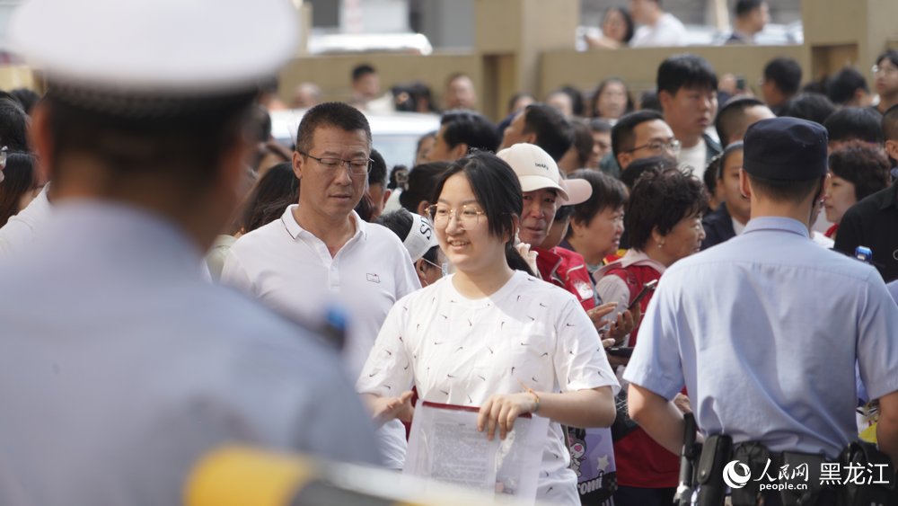 哈爾濱市第四十七中學考點，考生步入考場。人民網 徐成龍攝
