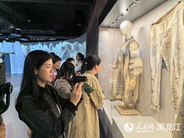 赫哲族魚皮衣吸引游客拍照打卡。人民網(wǎng) 尚城攝