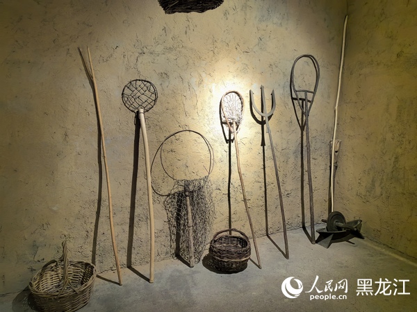 赫哲族傳統(tǒng)漁獵器具。人民網(wǎng) 尚城攝