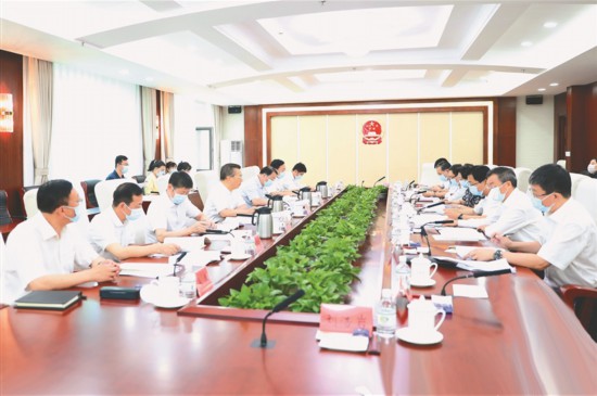 8月17日，省人大常委會召開年度重點工作任務推進落實領導小組會議，聽取機關“四個體系”運行實施情況和各部門“五合一”臺賬任務推進落實情況的匯報，研究部署下步工作。原晨峰攝